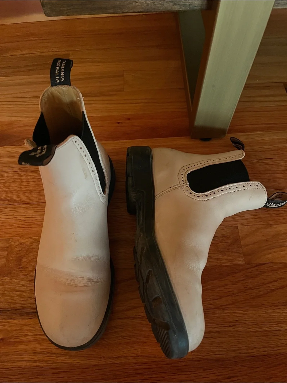 Blundstone Cream Leather Chukka Boots with Black Elastic